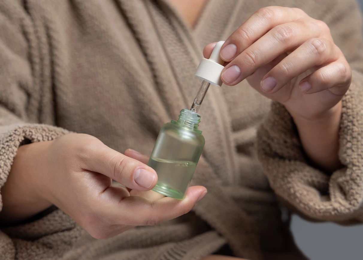 ###### Le rôle du sérum 
Riche en humectants (comme l’acide hyaluronique) et en peptides biomimétiques, il agit comme une éponge intelligente : il capte l’eau apportée précédemment et la fixe dans les différentes couches de l’épiderme.