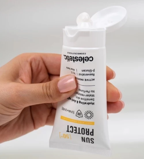 <h6>Samenstelling aan alcoholen en hun rol:</h6> Alcohol Denat. (oplosmiddel), Butylene Glycol (hydraterend), Myristyl & Lauryl Alcohol (verzachtend)
<h6>Compenseerende ingrediënten:</h6> Glycerine, Aloë Vera, Tocopheryl Acetate (vitamine E), Glyceryl Caprylate