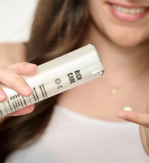 <h6>Composition en alcools et rôle :</h6>
Cetearyl Alcohol, Stearyl Alcohol (émollients), Propanediol (humectant)

<h6>Ingrédients qui compensent :</h6>
Beurre de Karité (INCI : Butyrospermum Parkii Butter), Huile de Buriti (INCI : Mauritia Flexuosa Fruit Oil), Squalane, Niacinamide, Acide Hyaluronique (INCI : Sodium Hyaluronate)