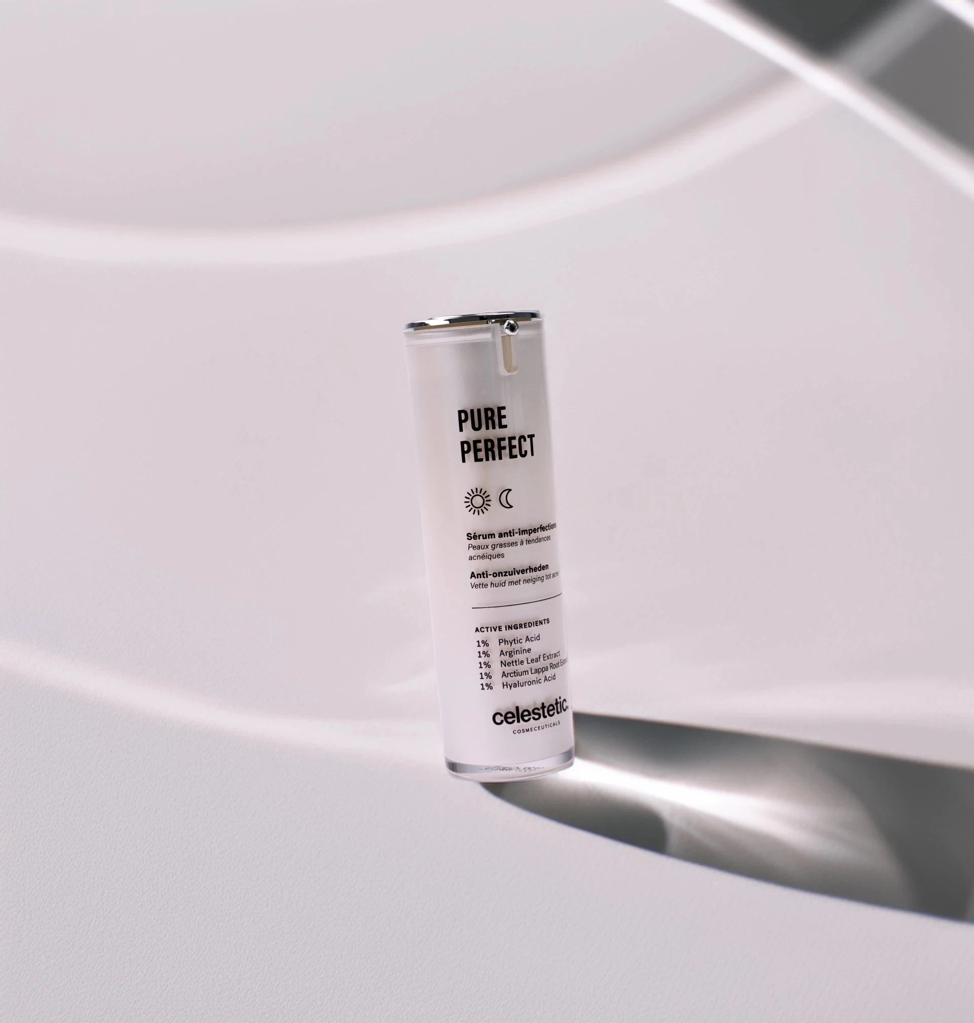 <h6>Composition en alcool et rôle :</h6>
Cetearyl Alcohol (émollient), Butylene Glycol (humectant), Caprylyl Glycol (co-solvant et conservateur doux)

<h6>Ingrédients qui compensent :</h6>
Acide Hyaluronique (INCI : Sodium Hyaluronate), Racine de Bardane (INCI : Arctium Lappa Root Extract), Acide phytique, Arginine (acide aminé)