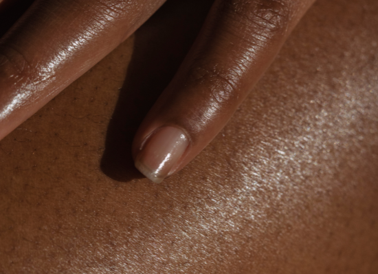 Donkere huid: tips om donkere vlekken te behandelen en een egale teint terug te krijgen