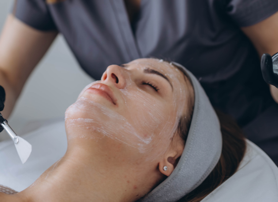 Chemische peelings met fruitzuren: Welke voordelen voor een stralende huid?