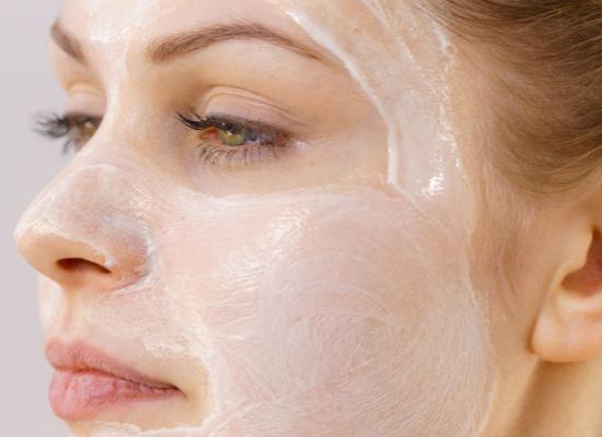 “Slugging”: Moet u deze TikTok-trend echt volgen om uw huid te hydrateren?