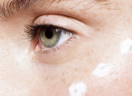 Kloppen of smeren? De juiste bewegingen om uw gezichtsverzorging aan te brengen